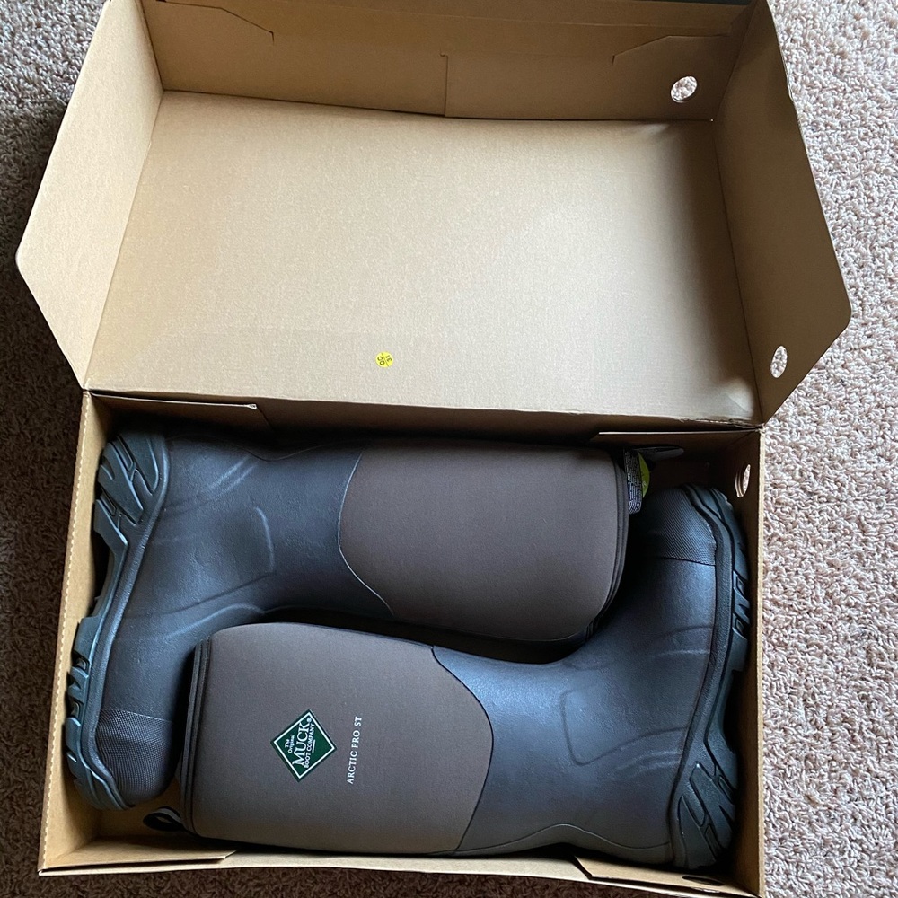 Unisex arctic pro steel toe boot.